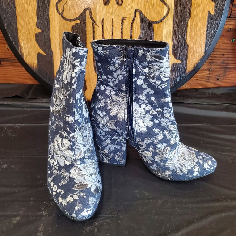 Merona size 6 floral blue heeled boots